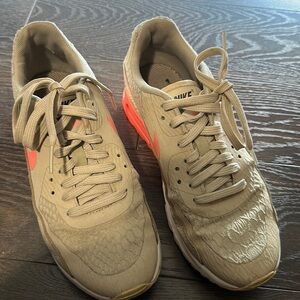 A Nike shoes in size 6.5 in beige color
